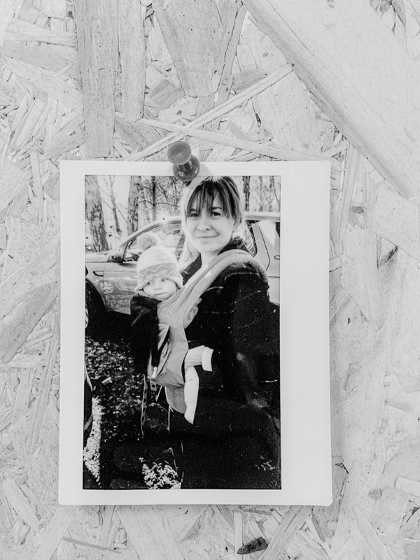 Polaroid foto hangend aan muur