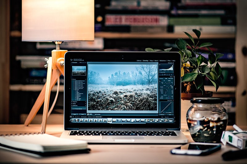 Laptop met fotobewerkingsprogramma