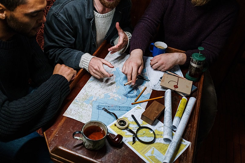 kaart op tafel met mensen eromheen