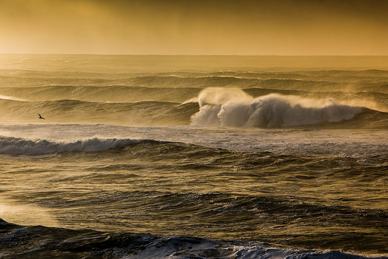 Krachtige golven aan zee