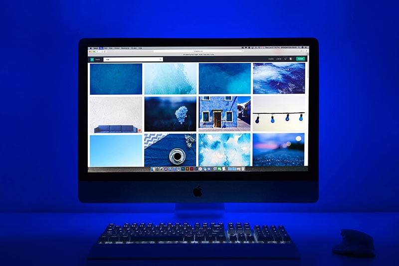 Computerscherm omgeven door blauw licht