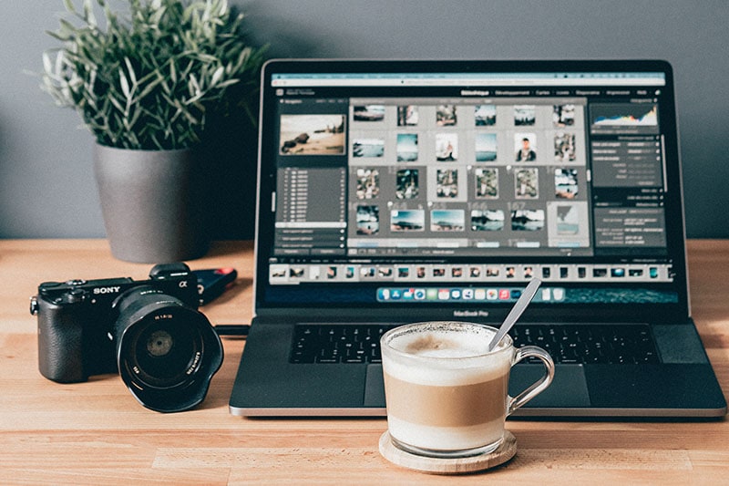 Lifestyle beeld met computer en Lightroom