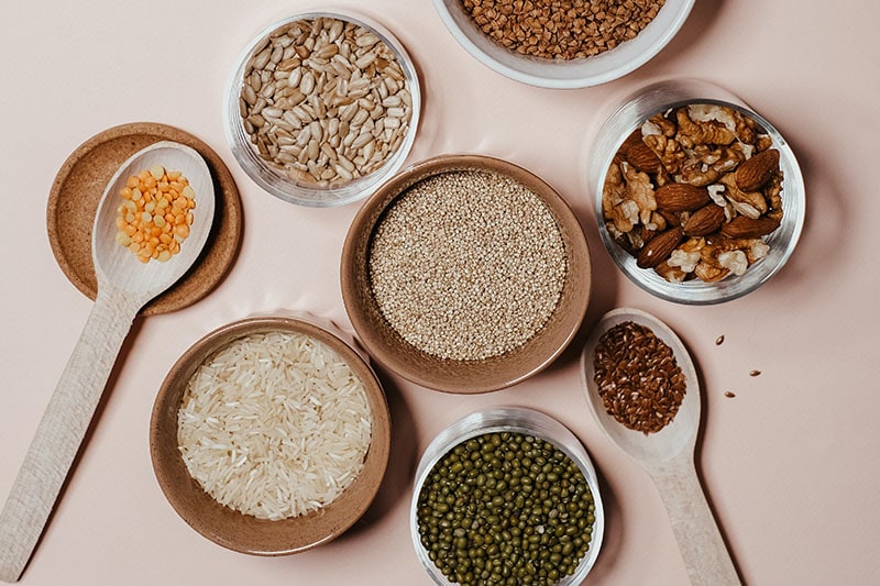 Flat lay foto met bakjes kruiden