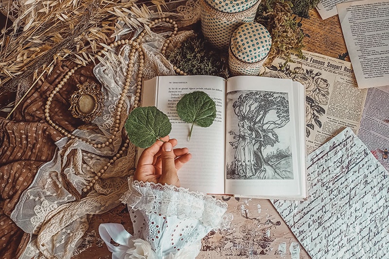 Flat lay foto met human touch door handen die blad vasthouden