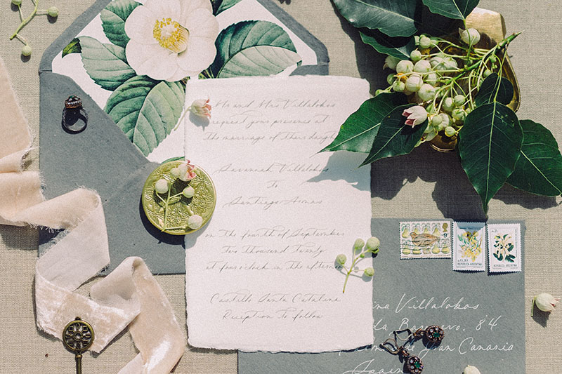 Flat lay foto met en handgeschreven brief en envelop