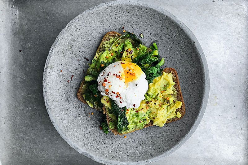 Gepocheerd ei met toast en avocado