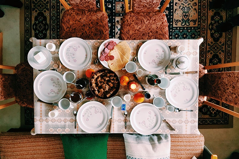 Gedekte tafel van boven gefotografeerd