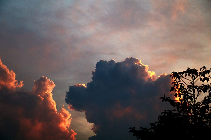 Wolken met zonlicht en warme toning