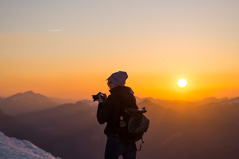 Fotograaf tijdens zonsondergang