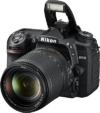 Nikon D7500 - voorkant schuin met lens en flitser