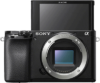 Sony a6100 - voorkant zonder lens met flip up scherm